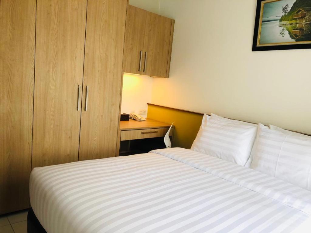 Bening Boutique Hotel Managed By Salak Hospitality Bekasi Exterior photo
